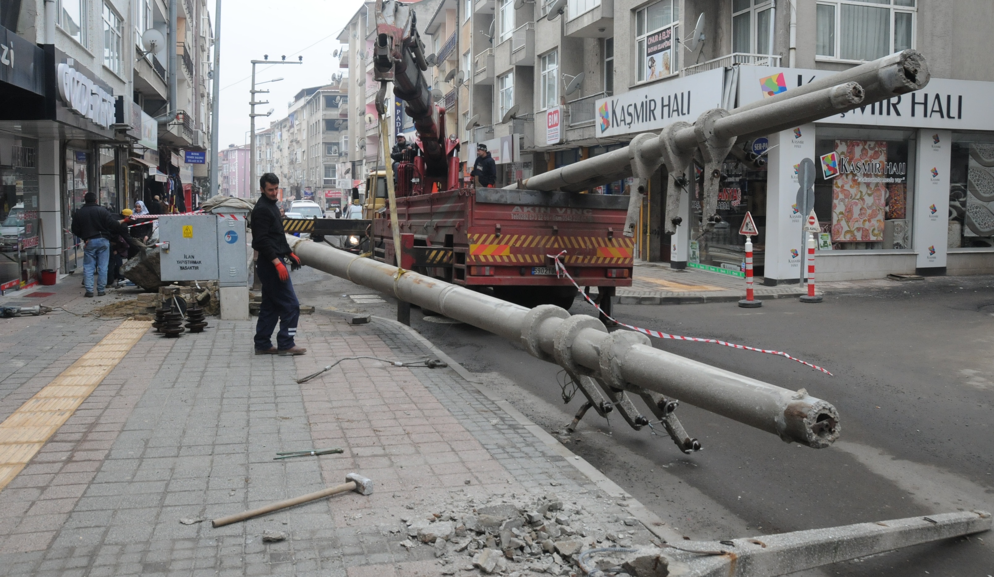 Yavuzer Caddesinde Elektrik Direkleri Kaldrld