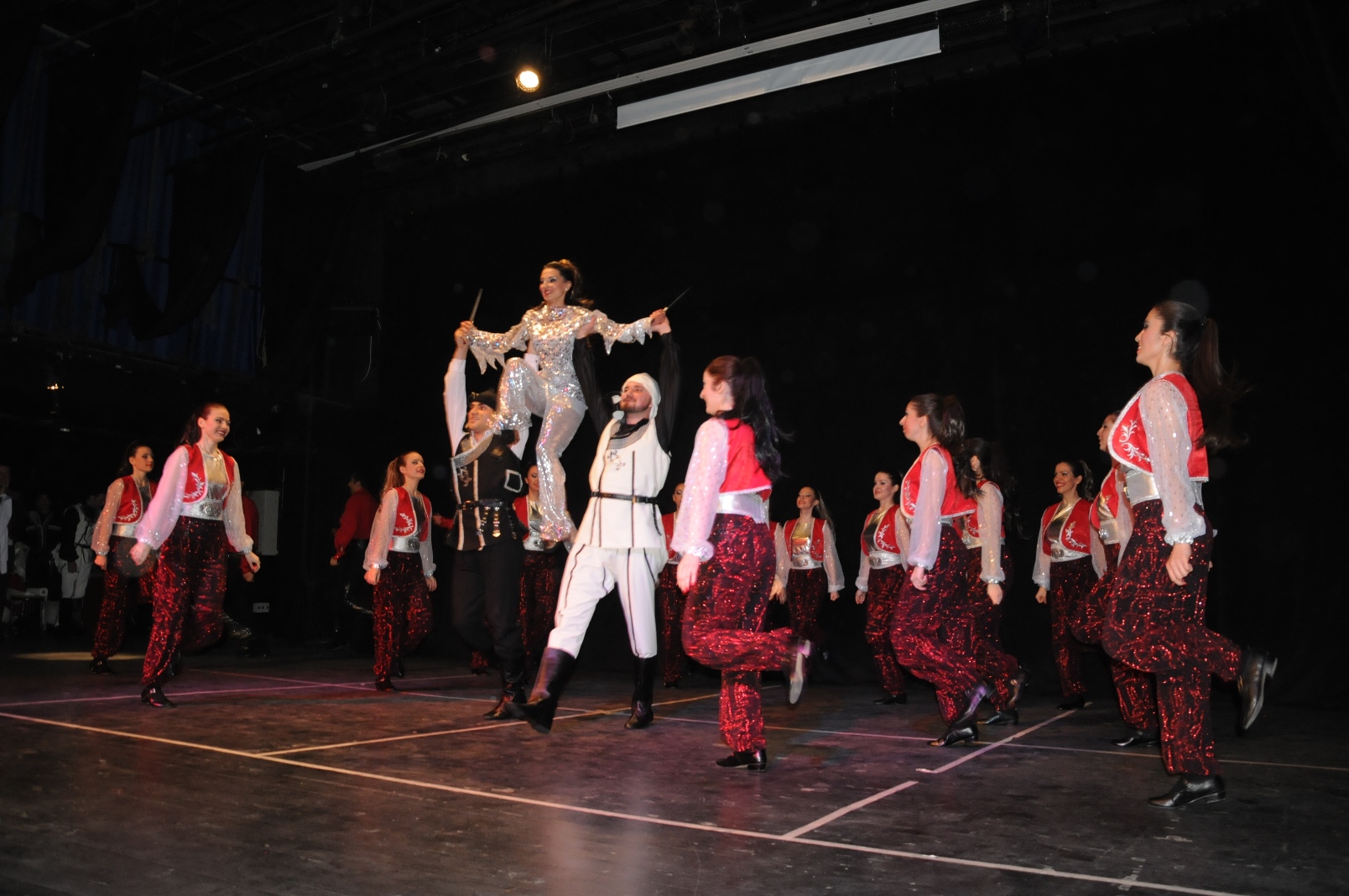 Halk Danslar Topluluundan Muhteem Gsteri