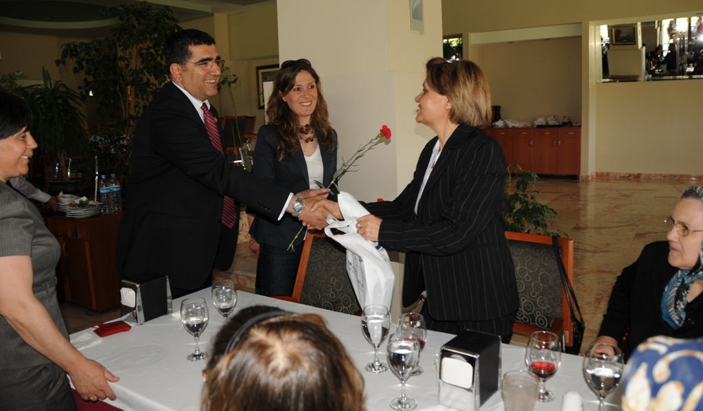 �orlu Belediyesi�nden Anneler G�n� Yeme�i