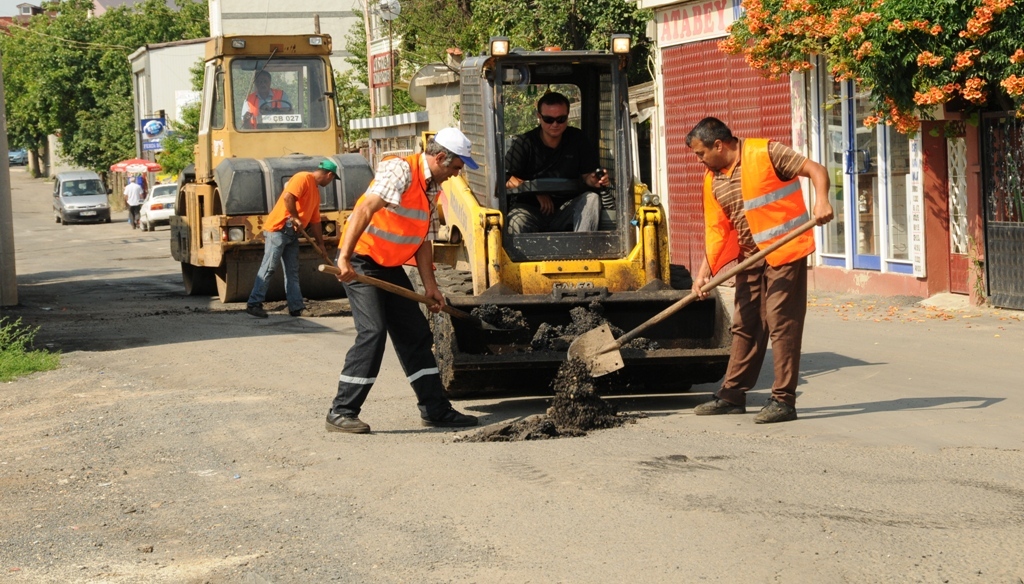 Yeiltepede Yollara Yama Yaplyor