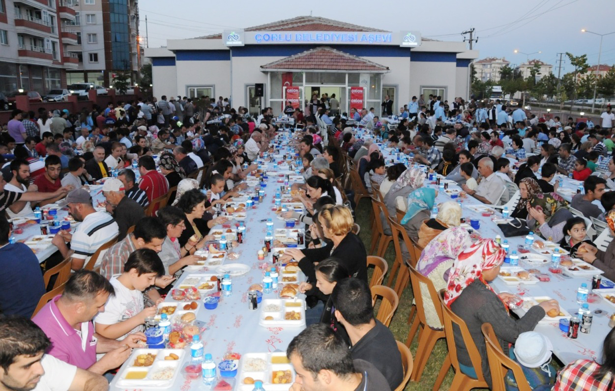 A�evi�nde �ftar Yemekleri Devam Ediyor