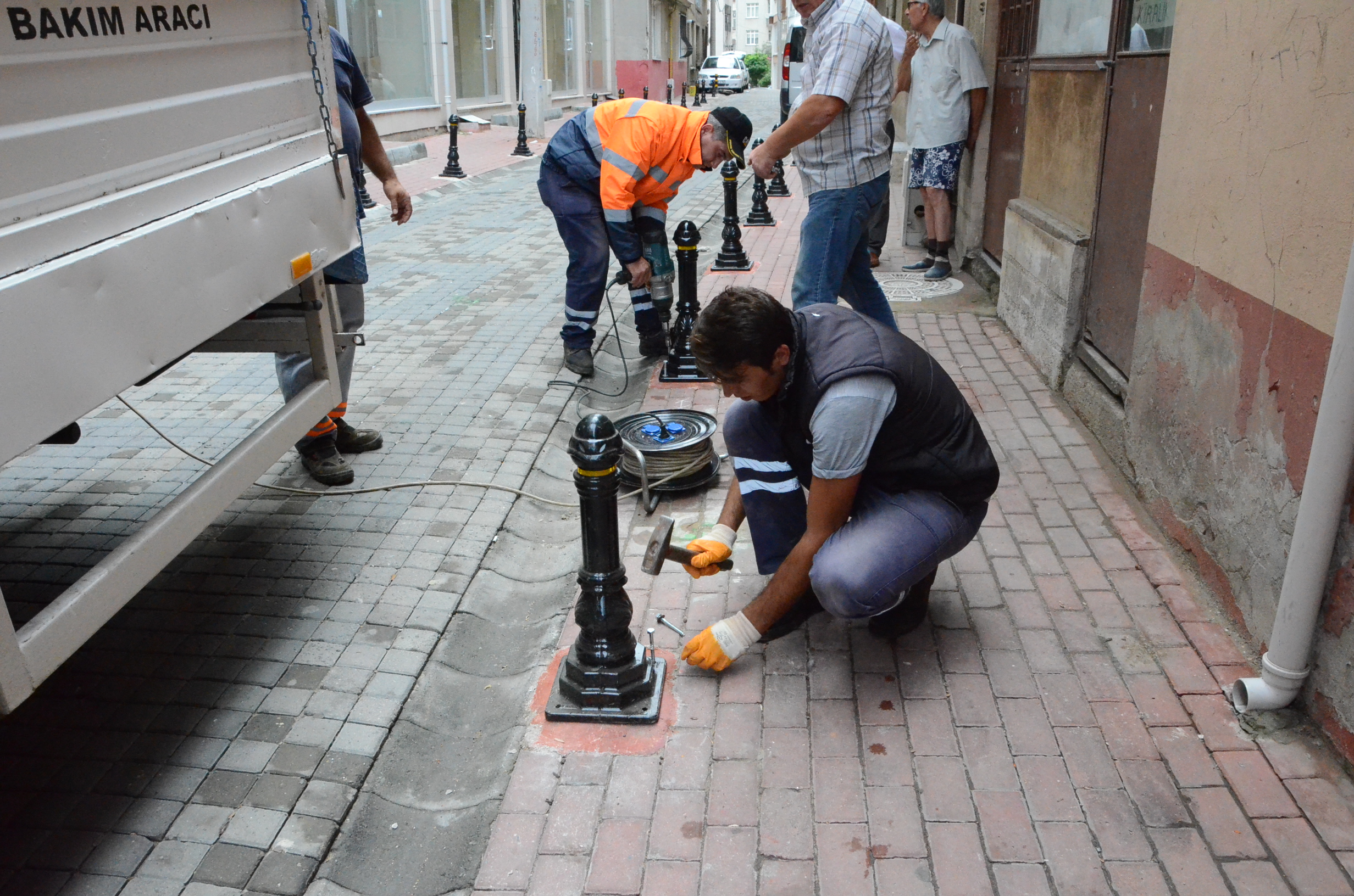 Kald�r�mlar Metal Dubalarla Koruma Alt�na Al�n�yor