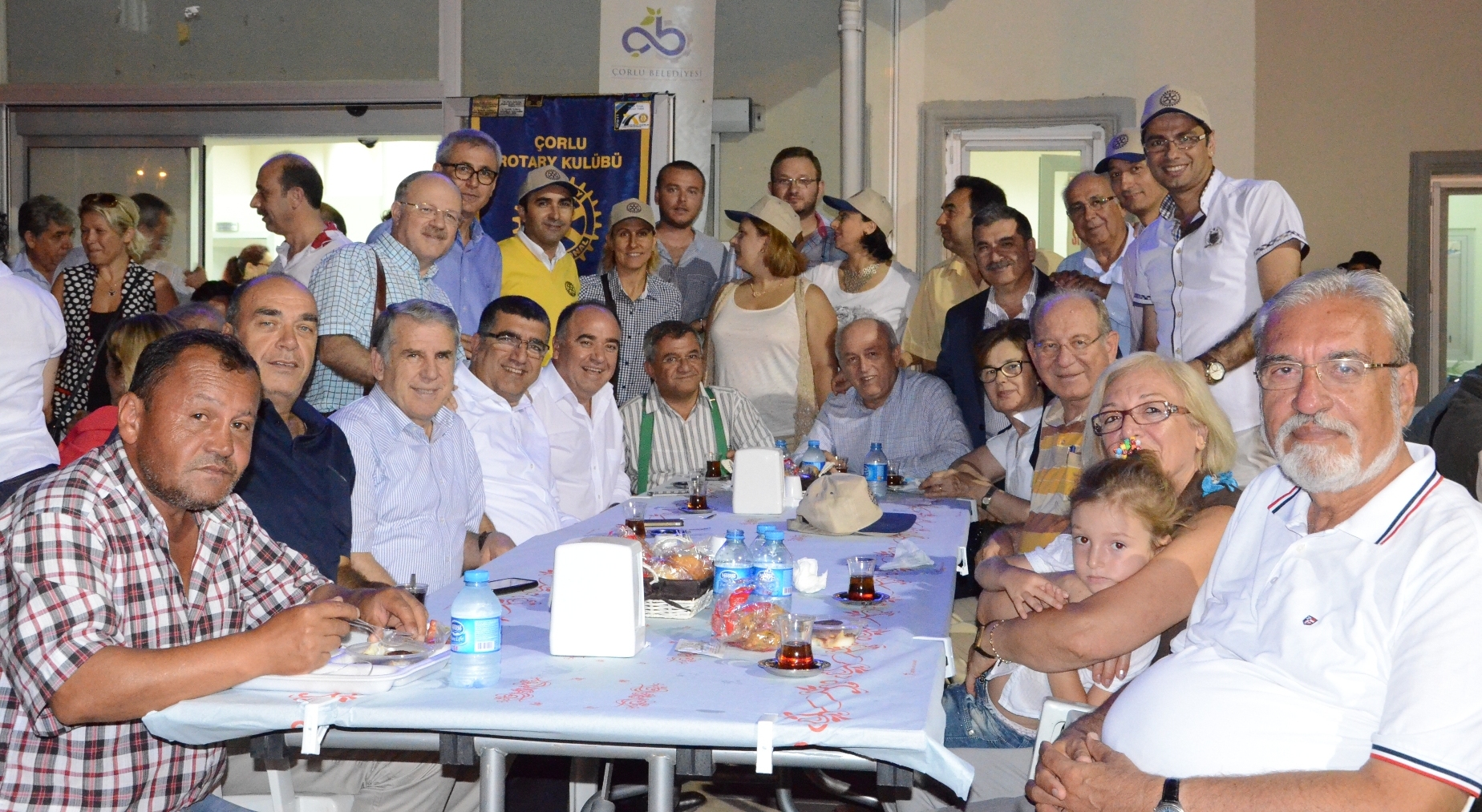 Lions ve Rotary Kul�pleri A�evi�nde �ftar Yeme�i Verdi