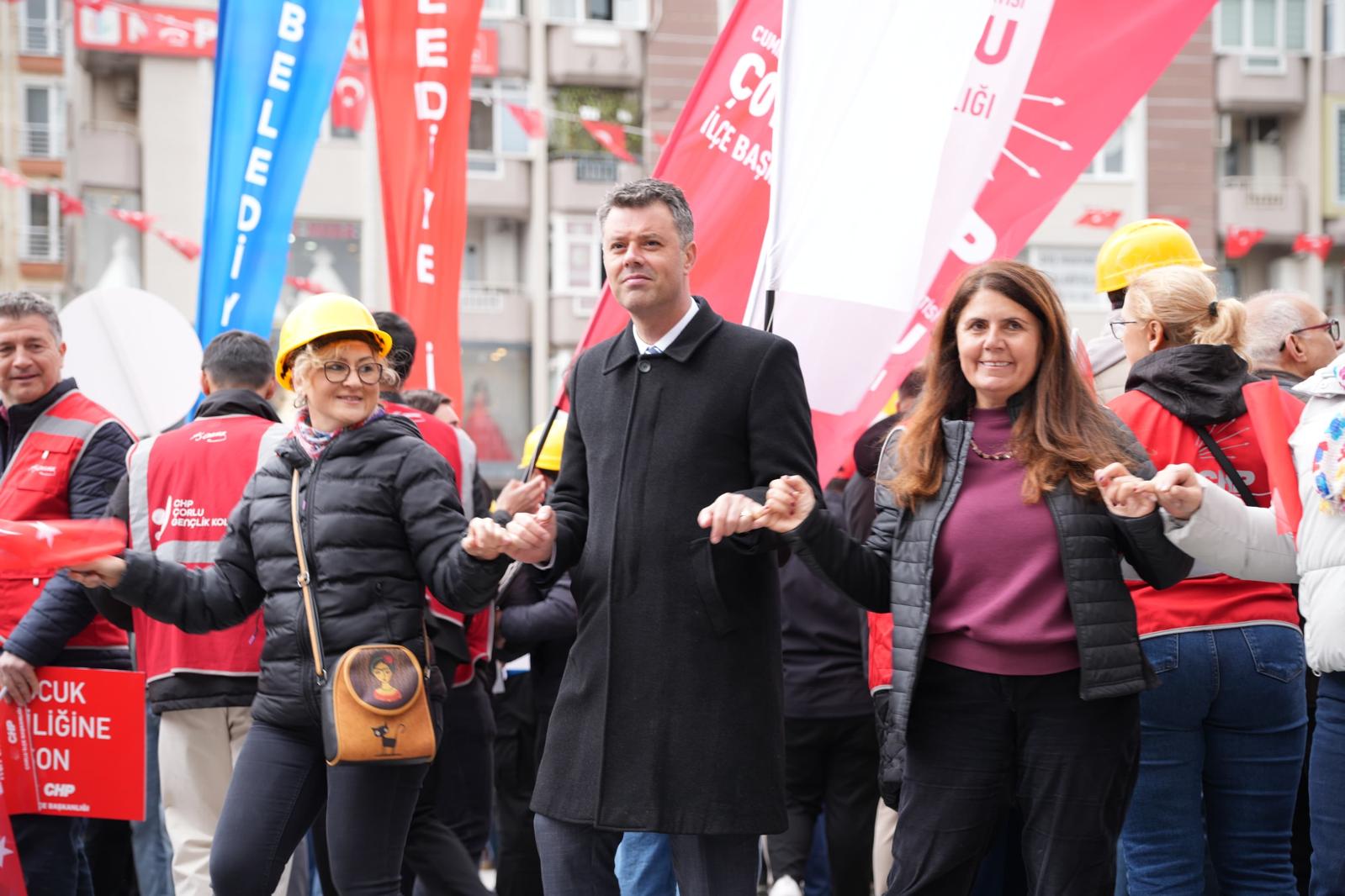 Ba�kan Sar�kurt 1 May�s`ta Emek�ilerle Omuz Omuza