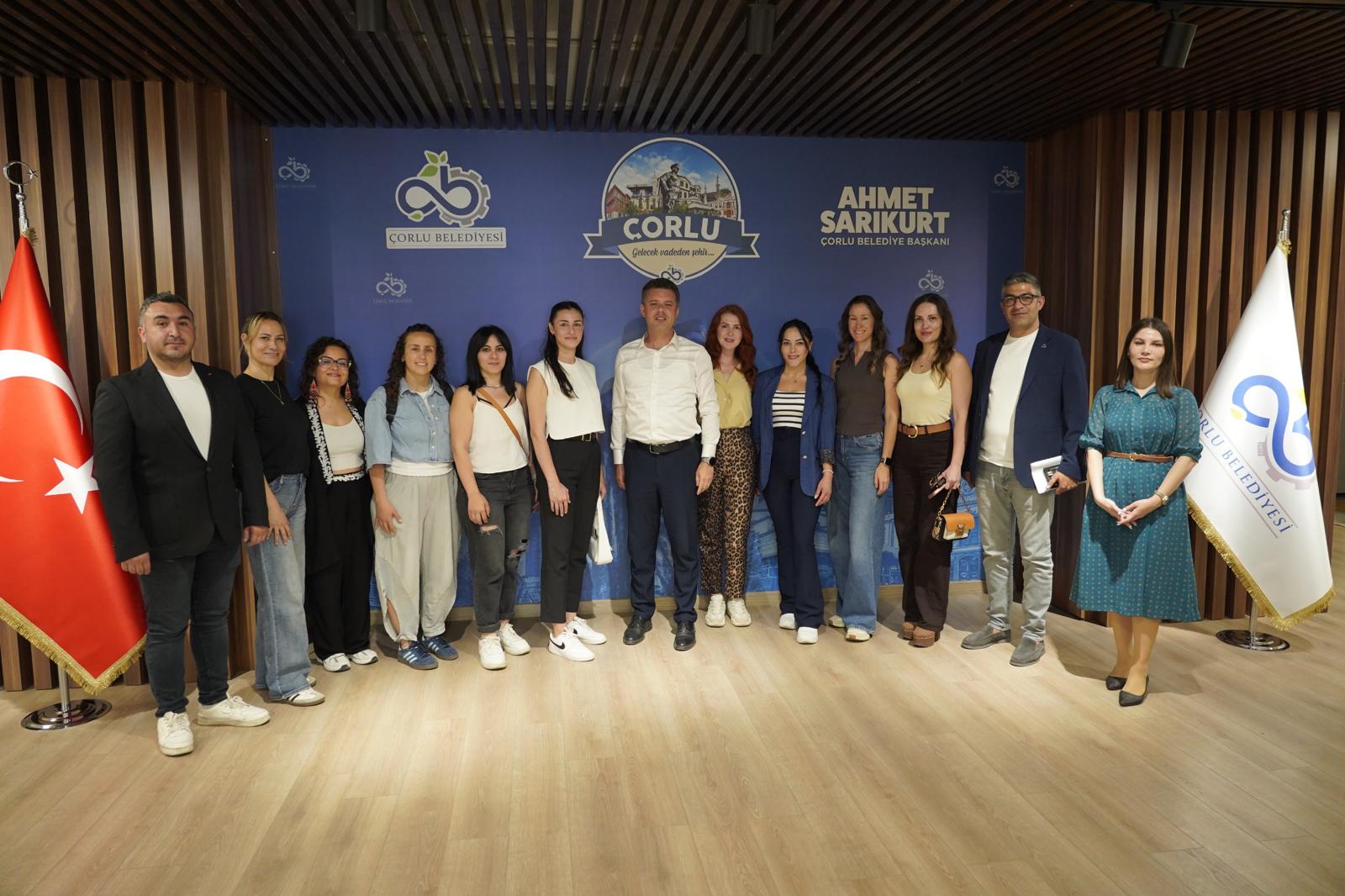 Ba�kan Sar�kurt`tan Kad�n E�itmenlere Te�ekk�r Belgesi