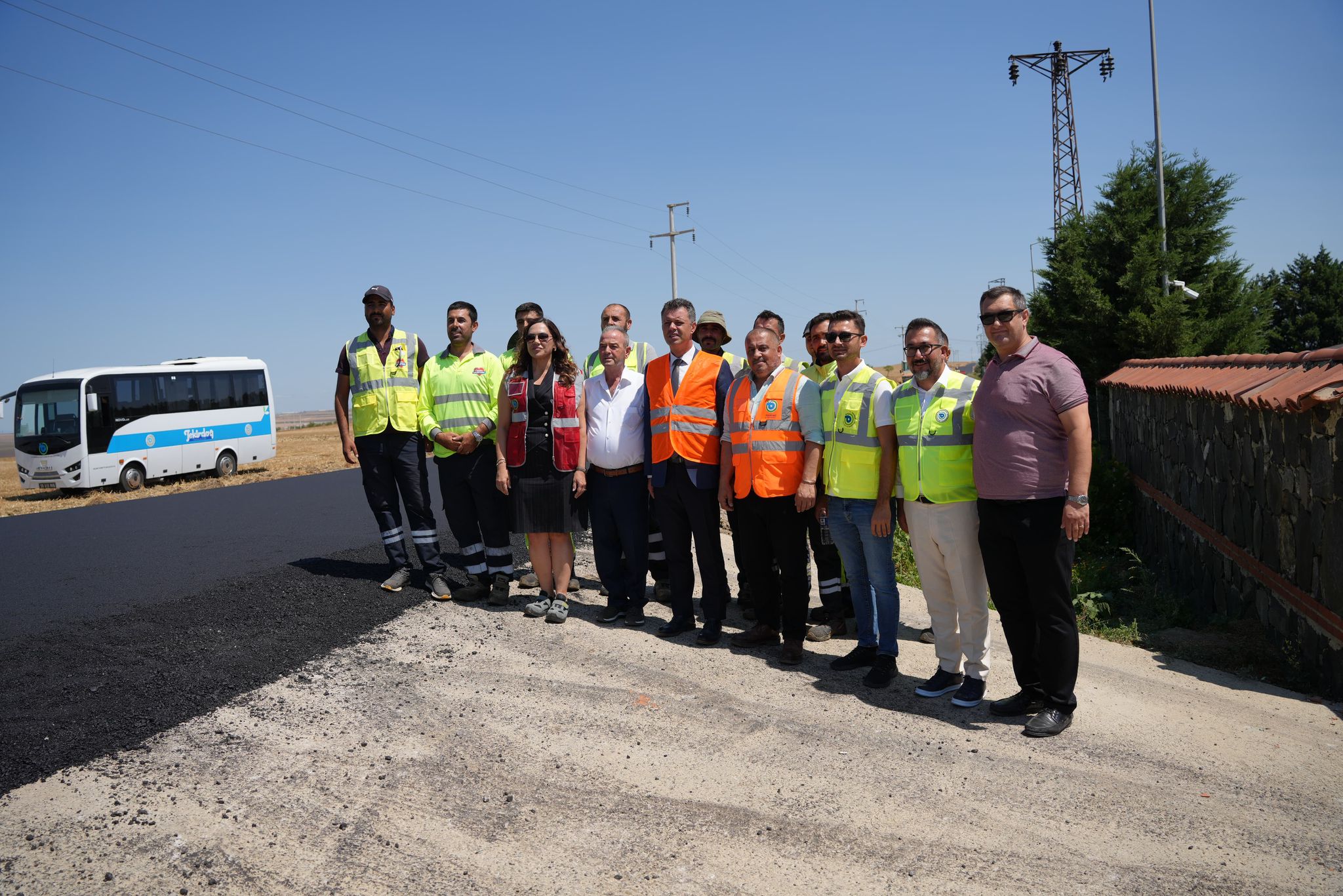 Bakanlar Sarkurt ve Yceer Sarlar Yolundaki Asfalt almalarn nceledi