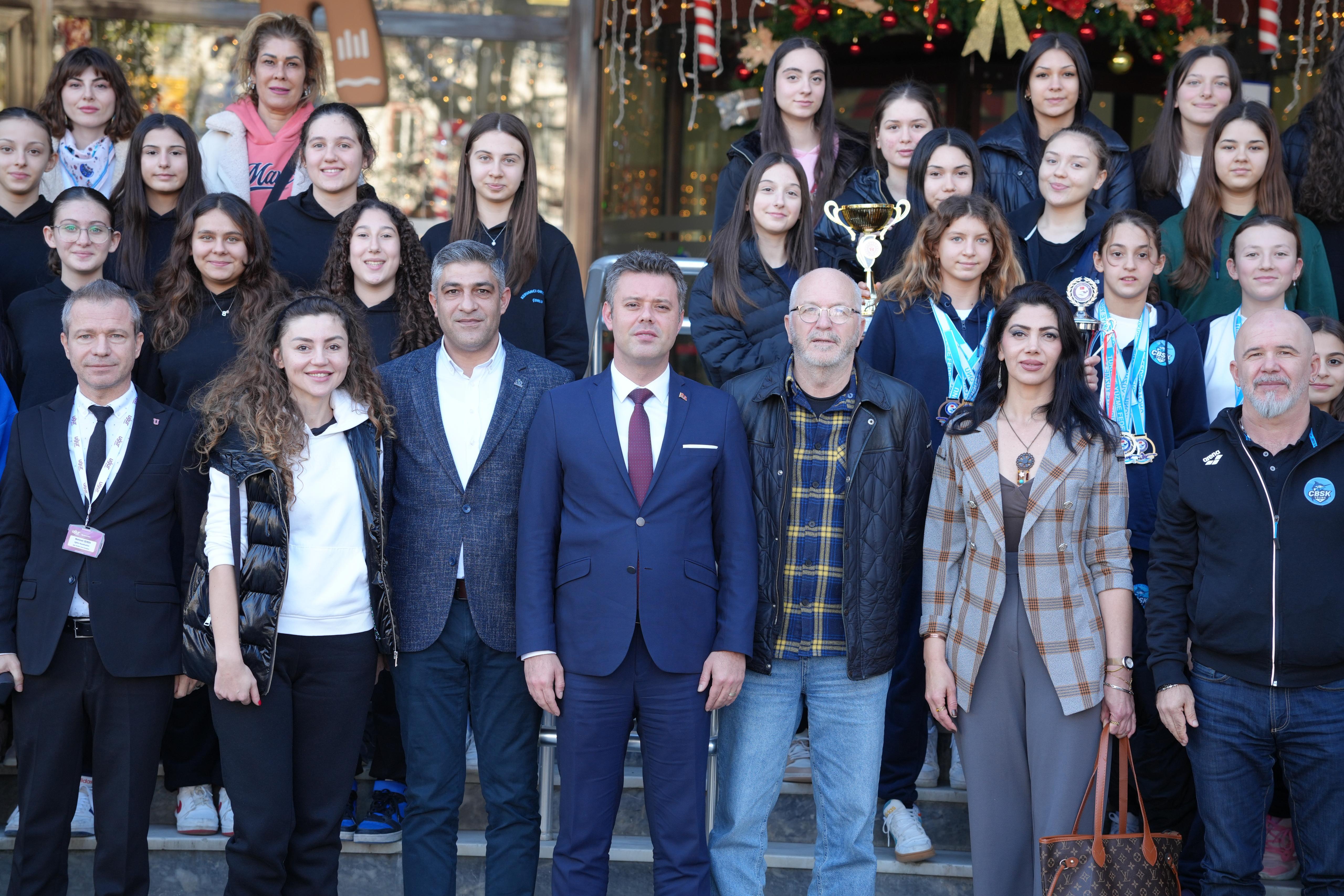 Ba�kan Sar�kurt, Ba�ar�l� Sporcular� A��rlad�