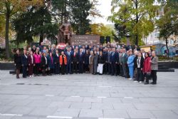 Bakan Sarkurt`tan Demokrasinin Temel Ta Muhtarlara Teekkr