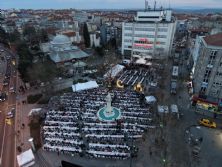 Binlerce �orlulu Cumhuriyet Meydan�`nda �ftarda Bulu�tu