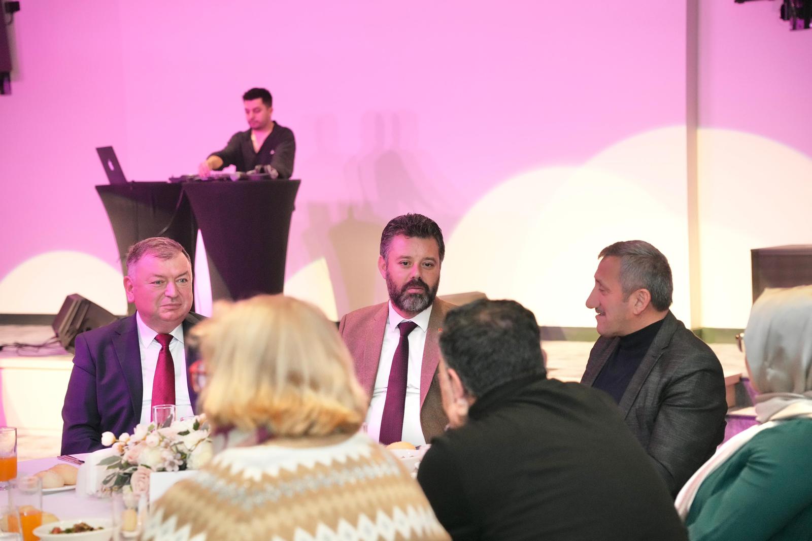 Bakan Sarkurt 24 Kasm Programnda Eitimcilerle Bulutu