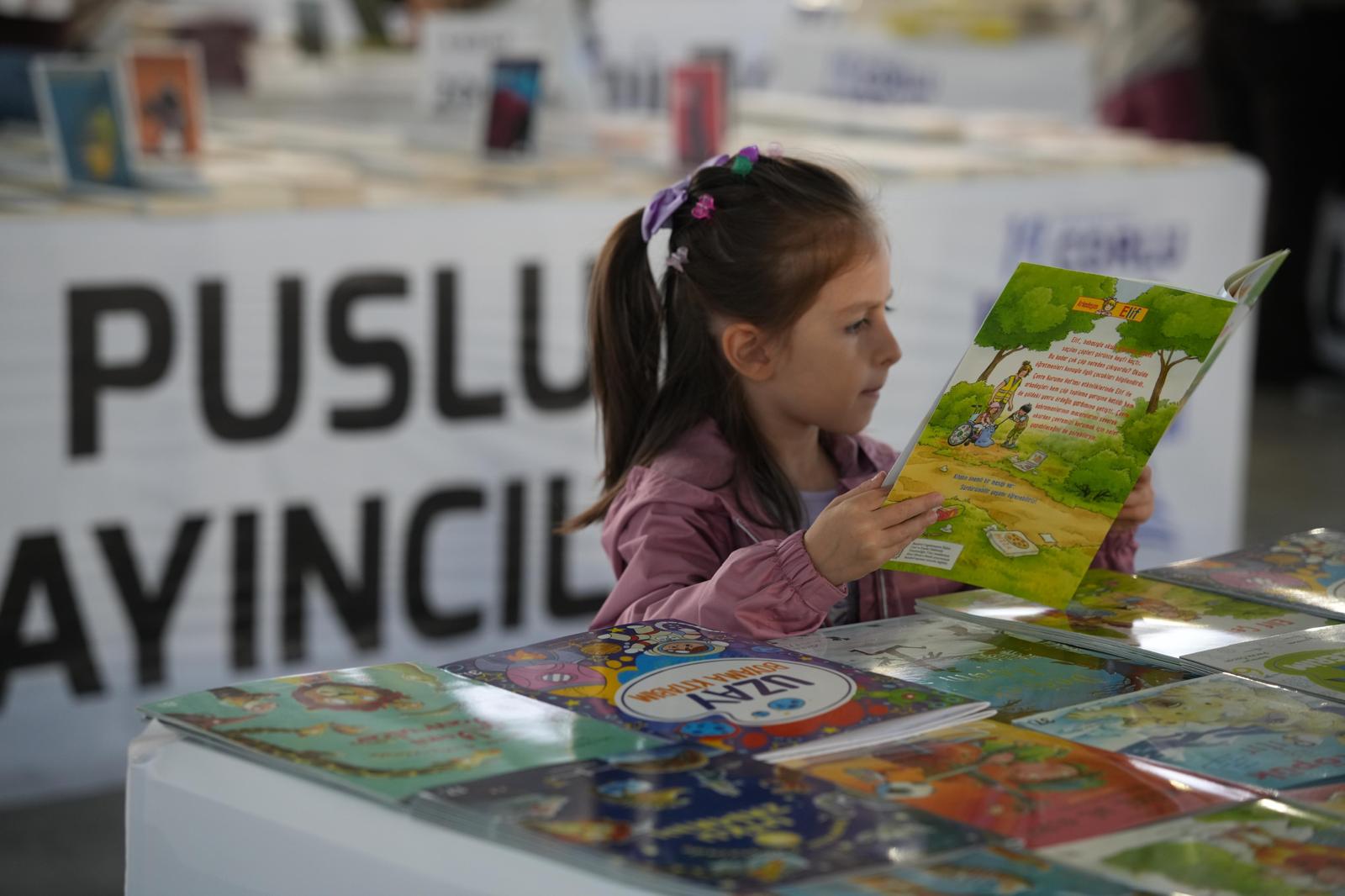 �orlu`da Kitap R�zg�r� Esti