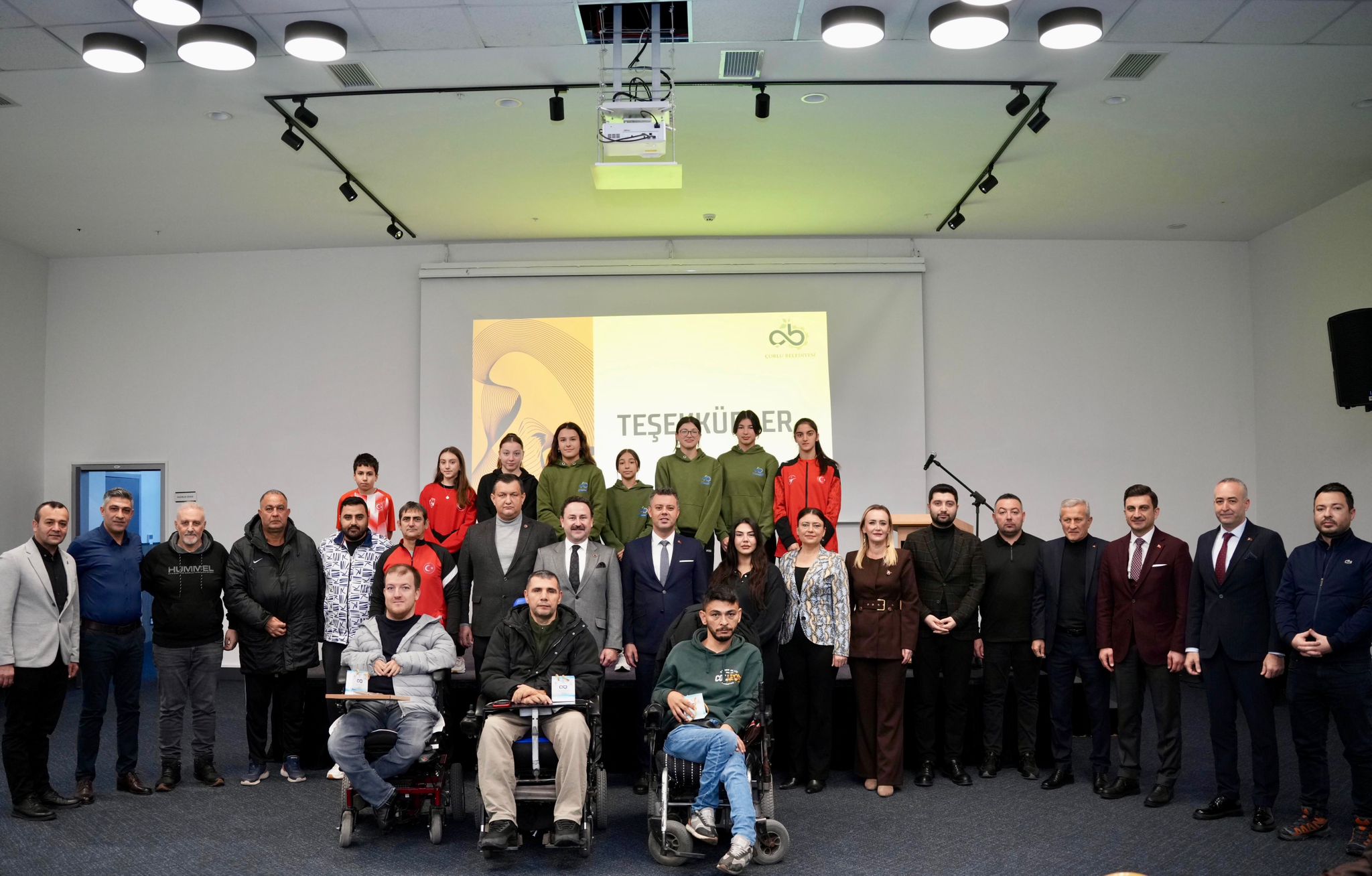 �orlu`nun Ad�n� Duyuran Ba�ar�l� Sporcular �d�llendirildi