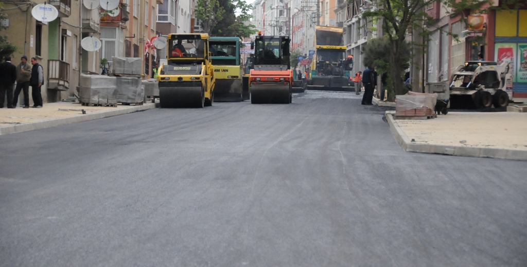 Mustafa Kemal Caddesi Asfaltlanyor