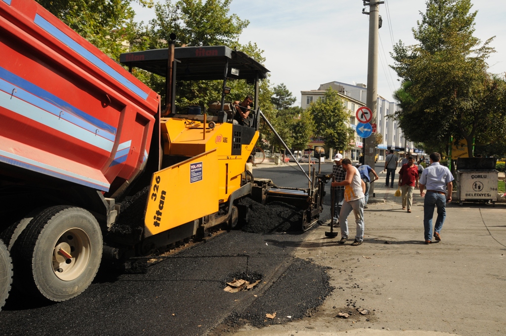 Omurtak Caddesi�nde Asfalt �al��mas� Devam Ediyor