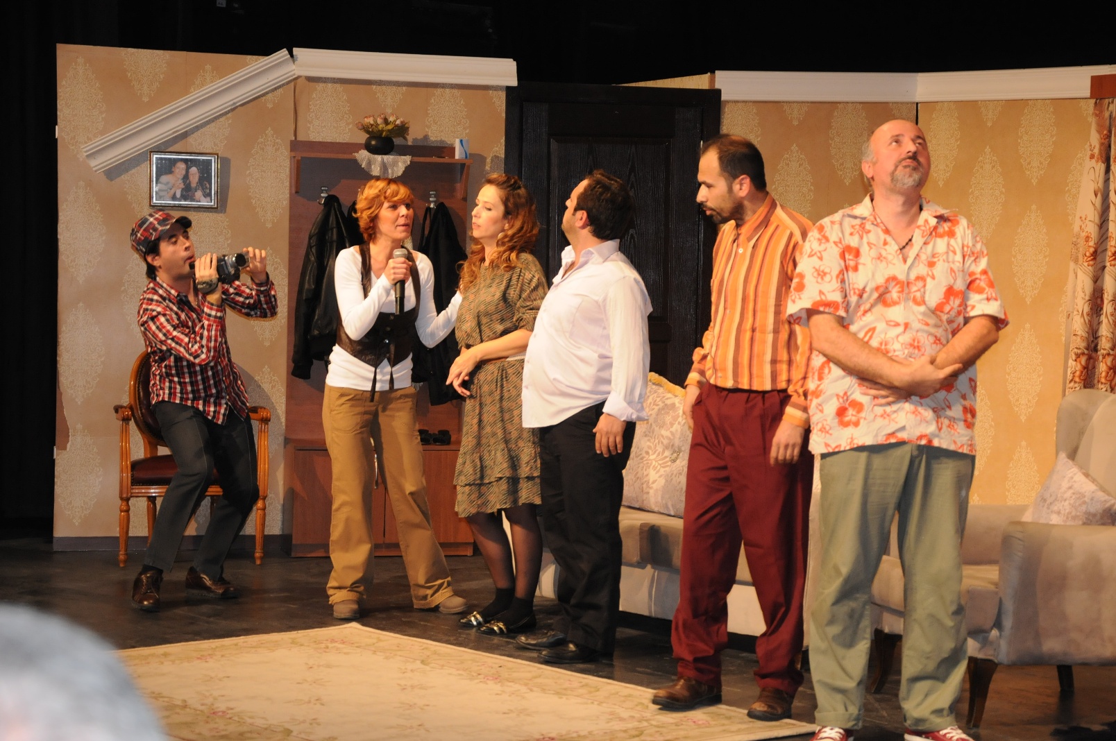 Entrikal Dolap Komedyas Yeniden Tiyatro Severlerle Bulutu