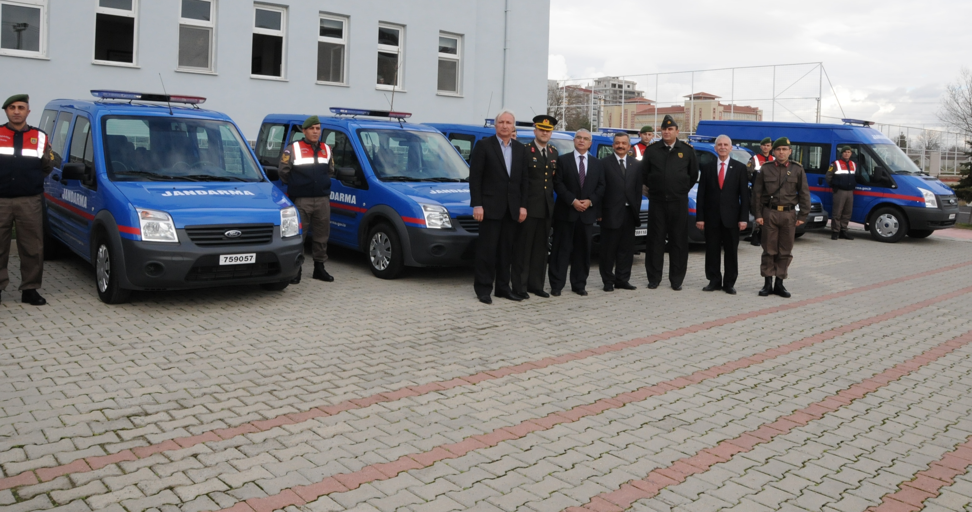 Belediyemiz le Jandarma Komutanlna 3 Ara Hibe Etti