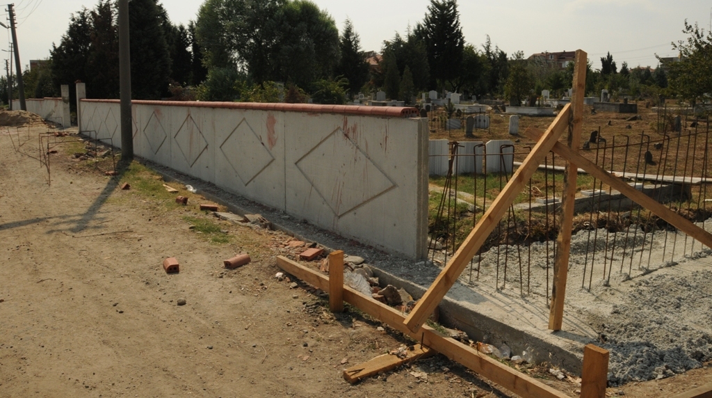 Mezarl�klarda Bak�m ve Onar�m Yap�l�yor