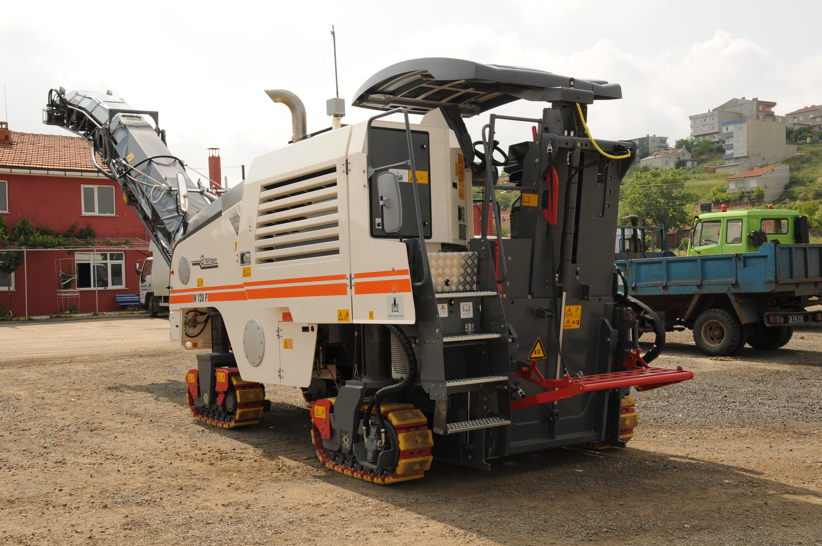 Belediyemiz Asfalt Freze Makinesi Ald�