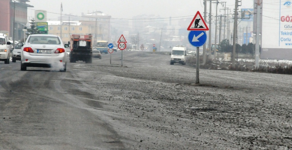 Tekirda Yoluna Trafik Levhalar Yerletirildi