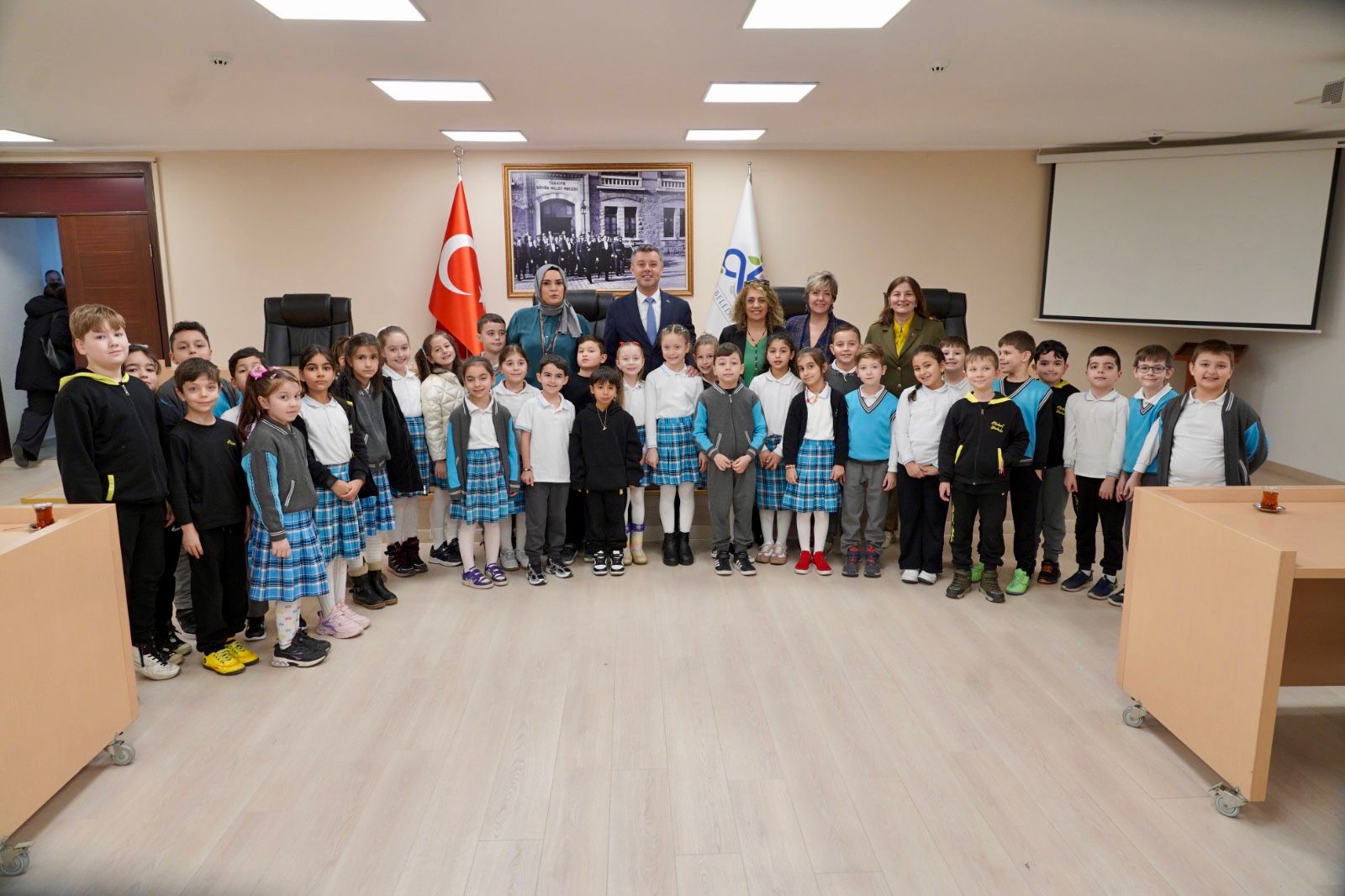 Ba�kan Sar�kurt Kap�lar�n� K���k Misafirlere A�t�