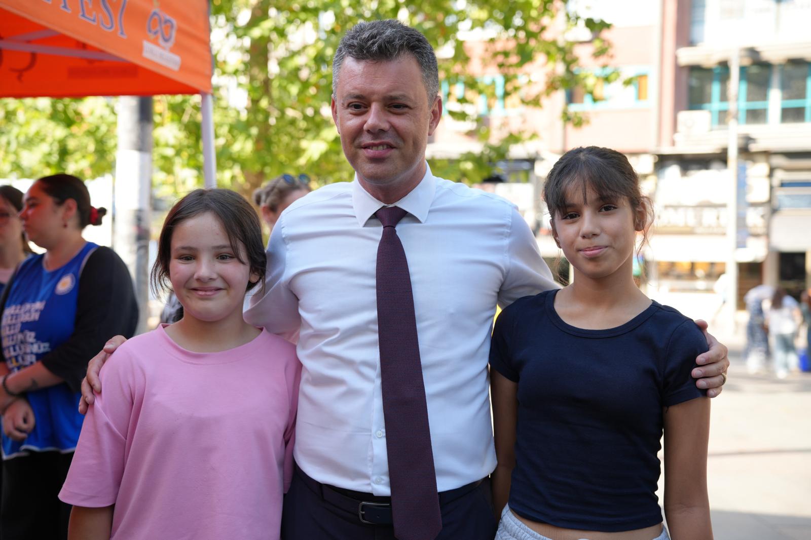 Bakan Sarkurt, niversite Tercih Gnlerinde Genlere Destek Oldu