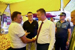 Bakan Sarkurt, Pazartesi Pazarnda Vatanda ve Esnafla Bulutu