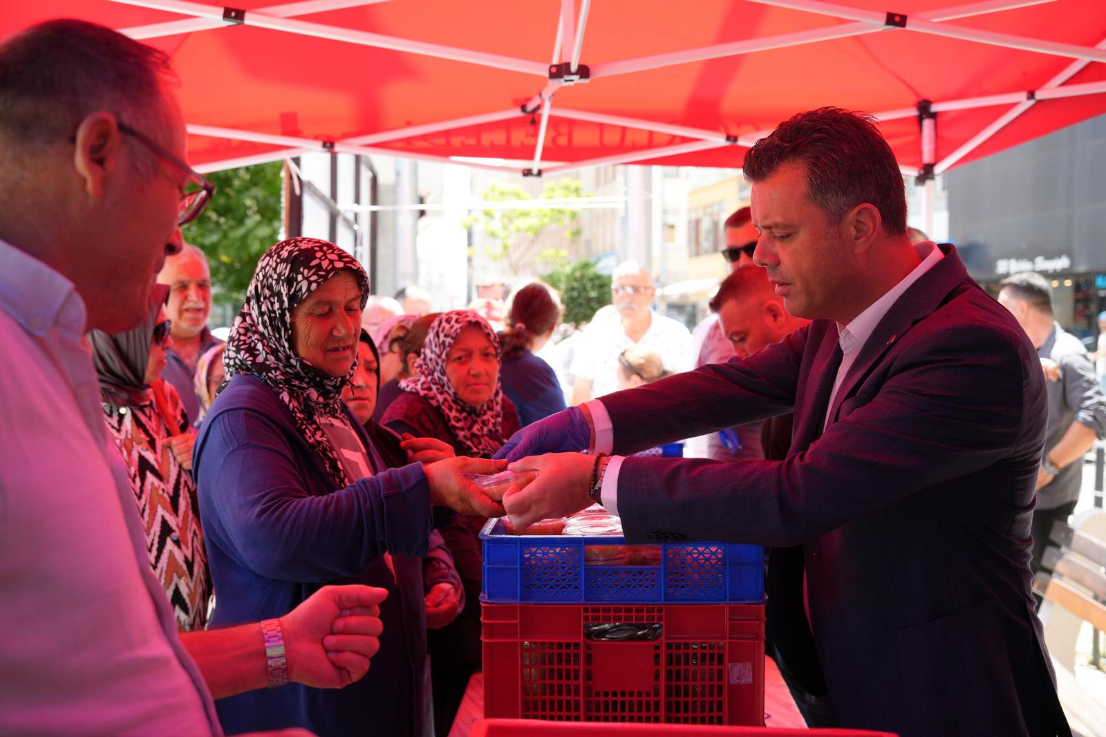 orlu Belediyesinden Cumhuriyet Meydannda Vatandalara Aure kram