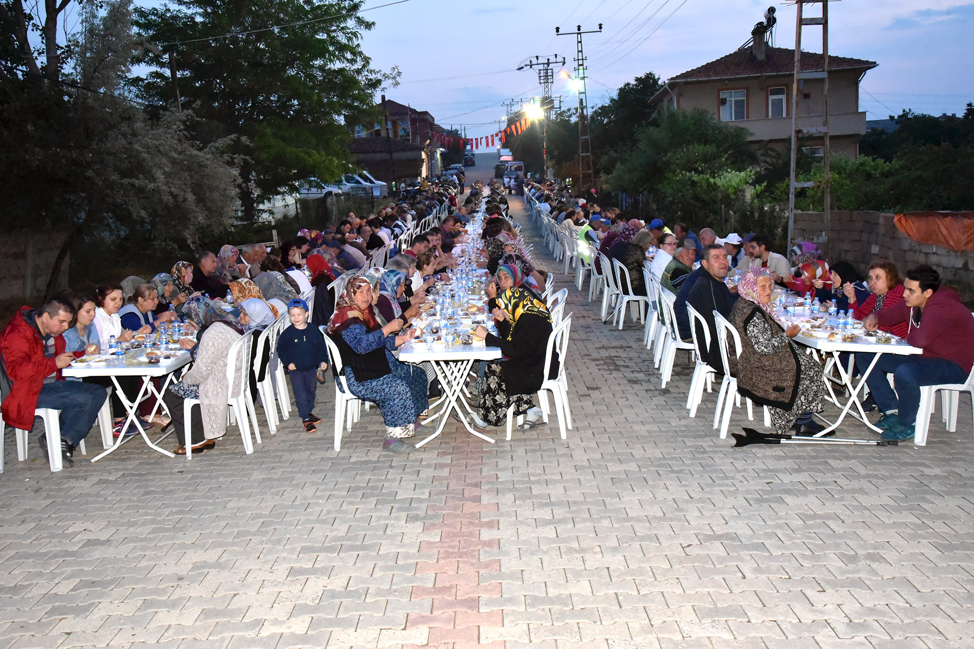 �ftar Yemekleri Sar�lar ve �ahpaz Mahallelerinde Devam Etti