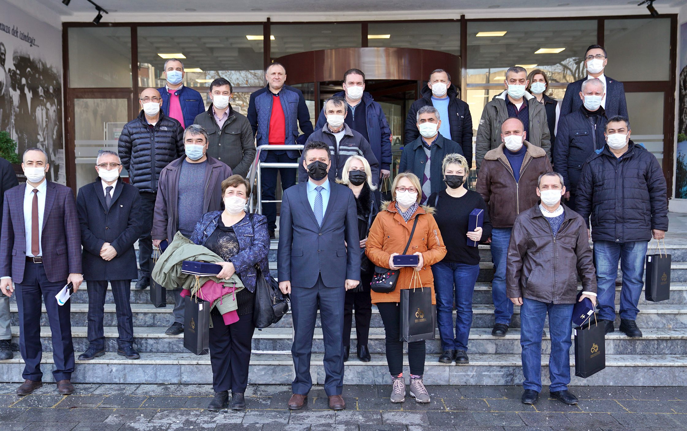 Bakan Sarkurt Emekliye Ayrlan Personele Plaket Takdim Etti