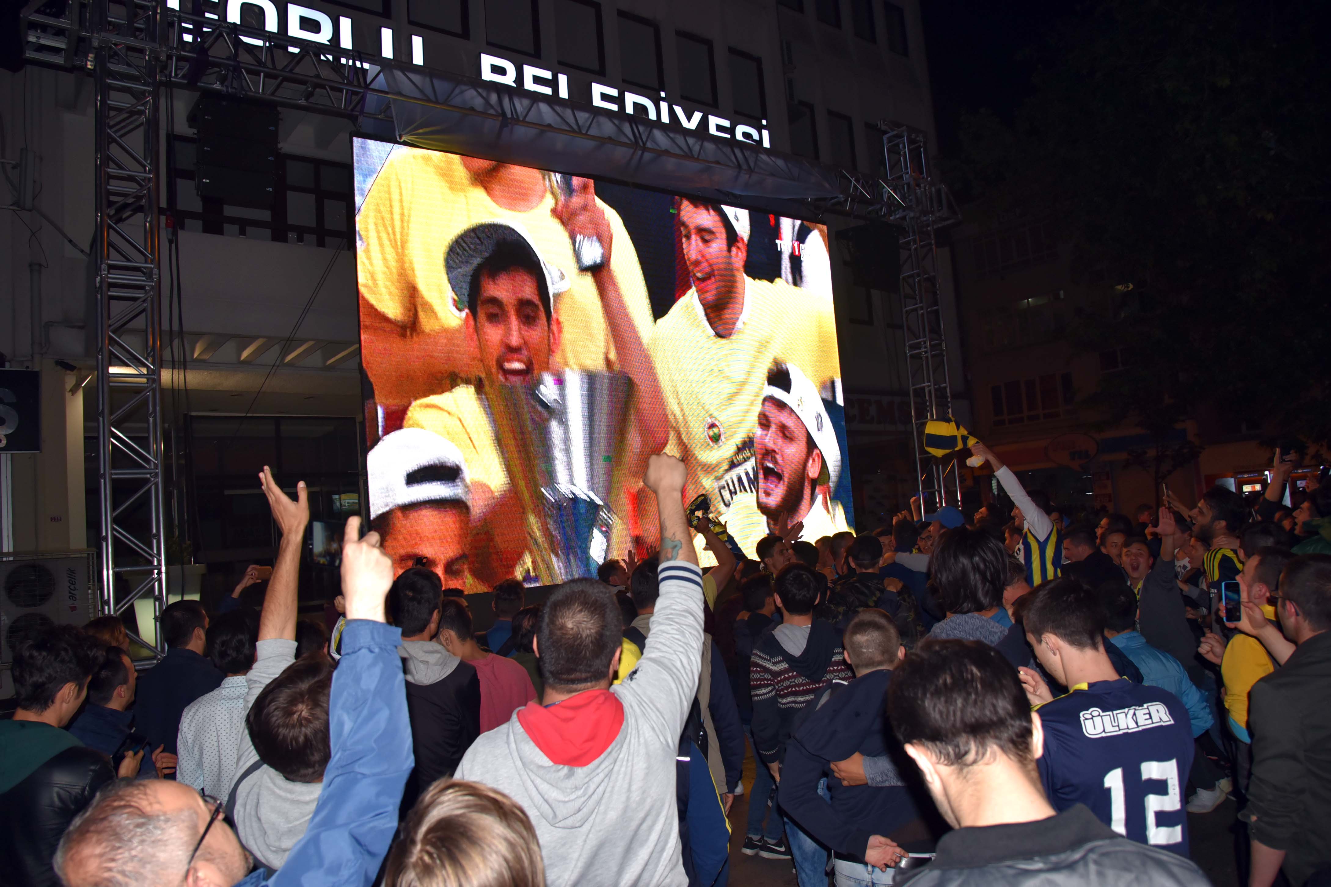 Fenerbah�e�nin Zaferini Dev Ekranda �zledik