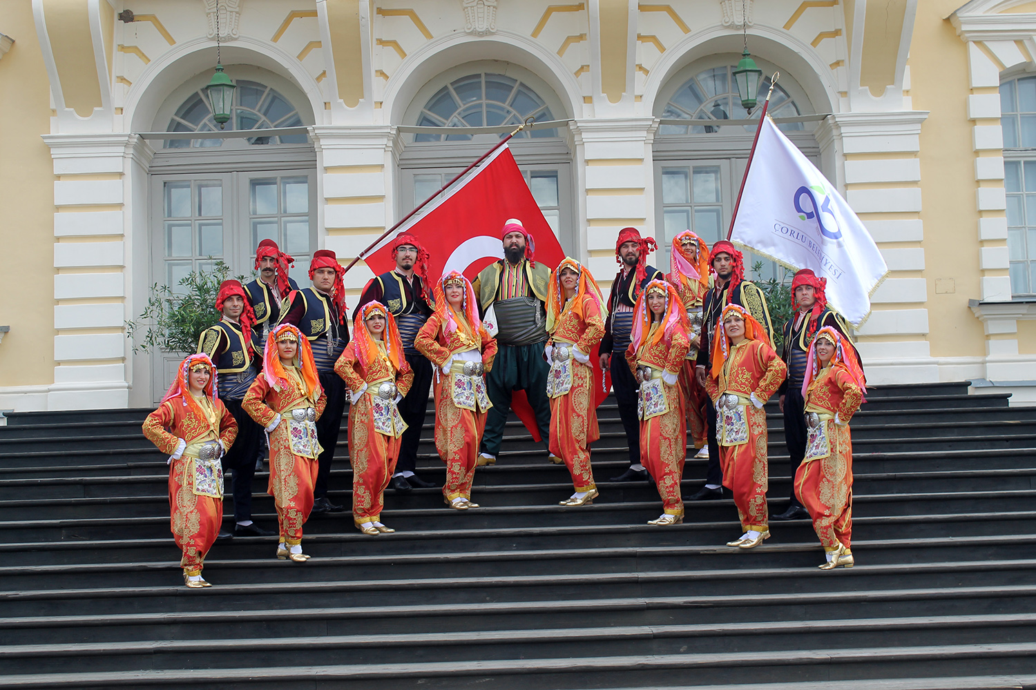 Halk Oyunlar� Ekibimiz Letonya�da B�y�k Be�eni Toplad�