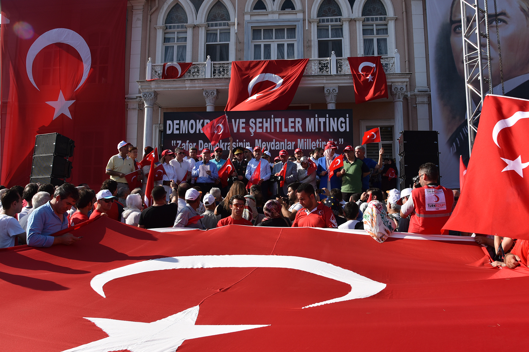 Ba�kan Baysan Demokrasi ve �ehitler Mitingi�ne Kat�ld�