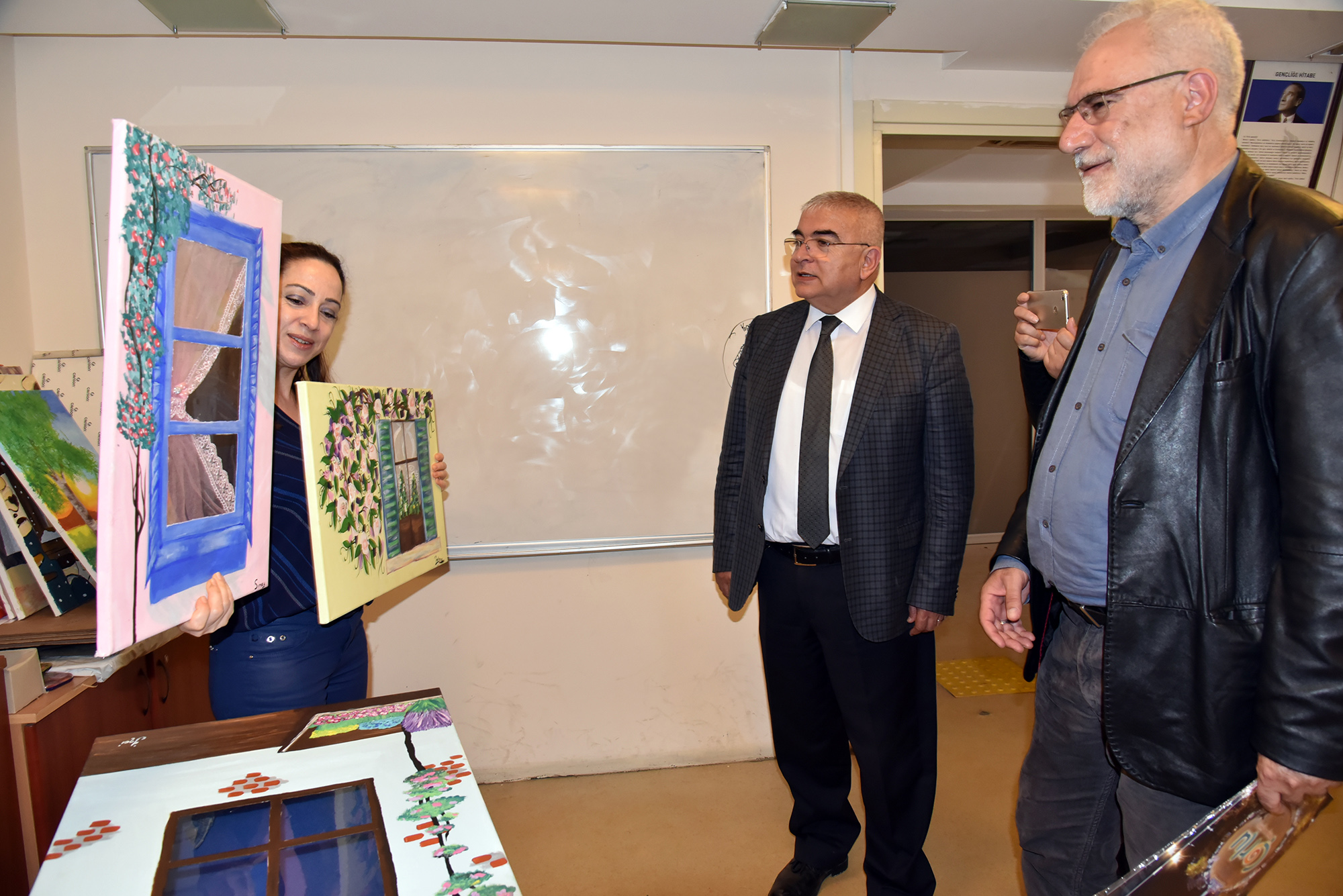 Bakan Baysan Resim Kursiyerlerini Ziyaret Etti